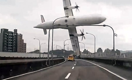 Hallan los cuerpos de 3 tripulantes tras el siniestro de TransAsia Airways